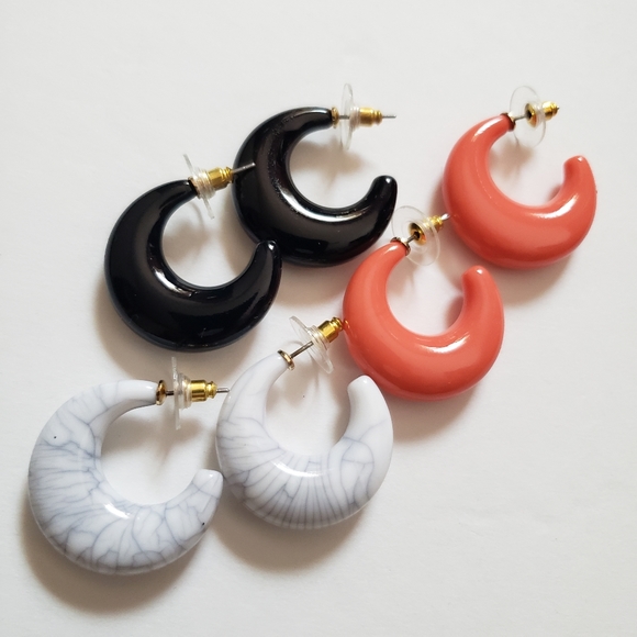 10 Pairs of Joan Rivers Lucite Hoop Earrings - Picture 8 of 16